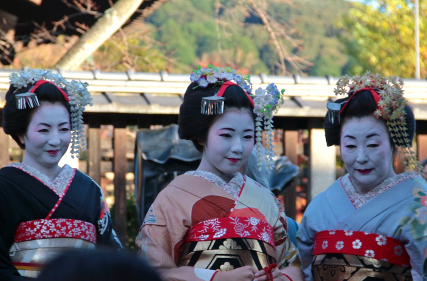 ladies with traditional Japanese clothing